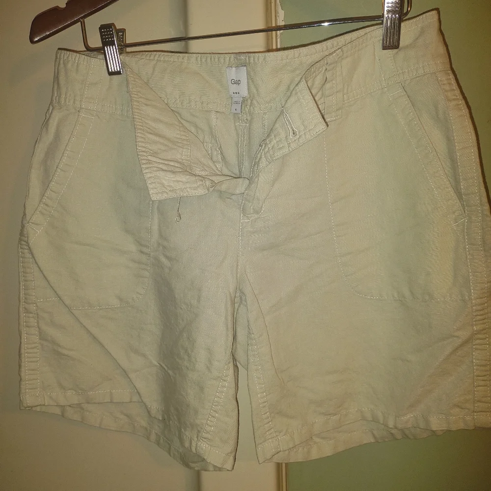 Gap Cargo‎ Beige Shorts